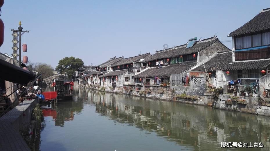 私家车行驶途中撞毁路边围墙,致院内停放车辆受损