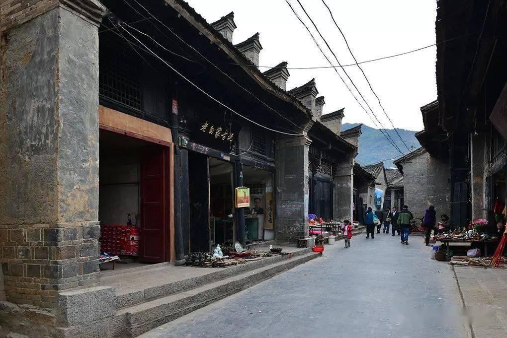 新华社快讯：伊拉克境内一驻有美军的基地20日遭到火箭弹袭击